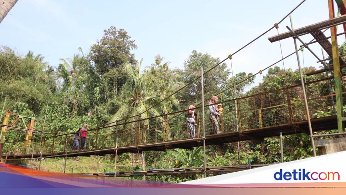 Polri Bangun Jembatan Penghubung 2 Kampung dan Akses Utama Petani di Anyer