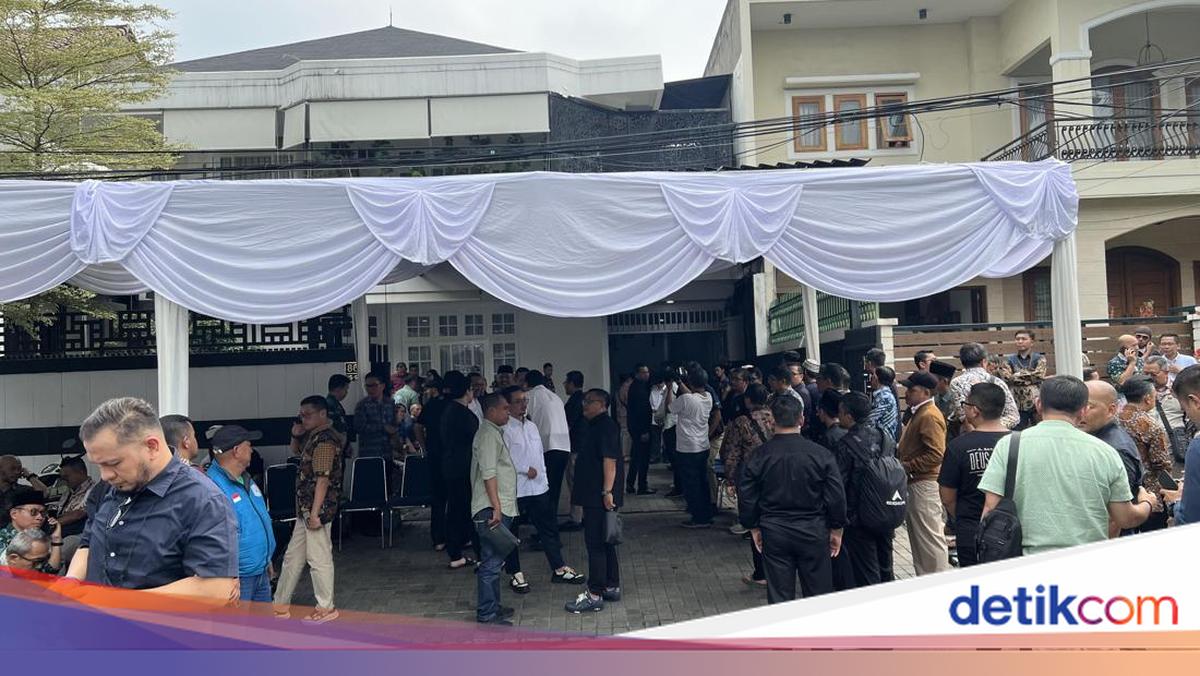 Rumah Duka Anggota BPK Haerul Saleh Mulai Ramai Pelayat dan Karangan Bunga