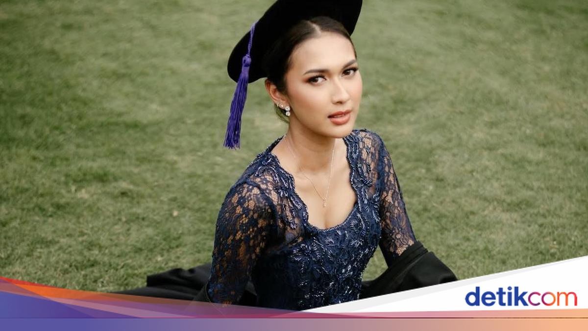 Pesona Amanda Salmakhira Berkebaya di Stadion Bola Usai Jadi Sarjana