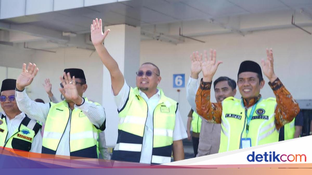 Andre Rosiade Lepas Kloter Terakhir Haji Sumbar, Bagi Uang Saku 100 Riyal