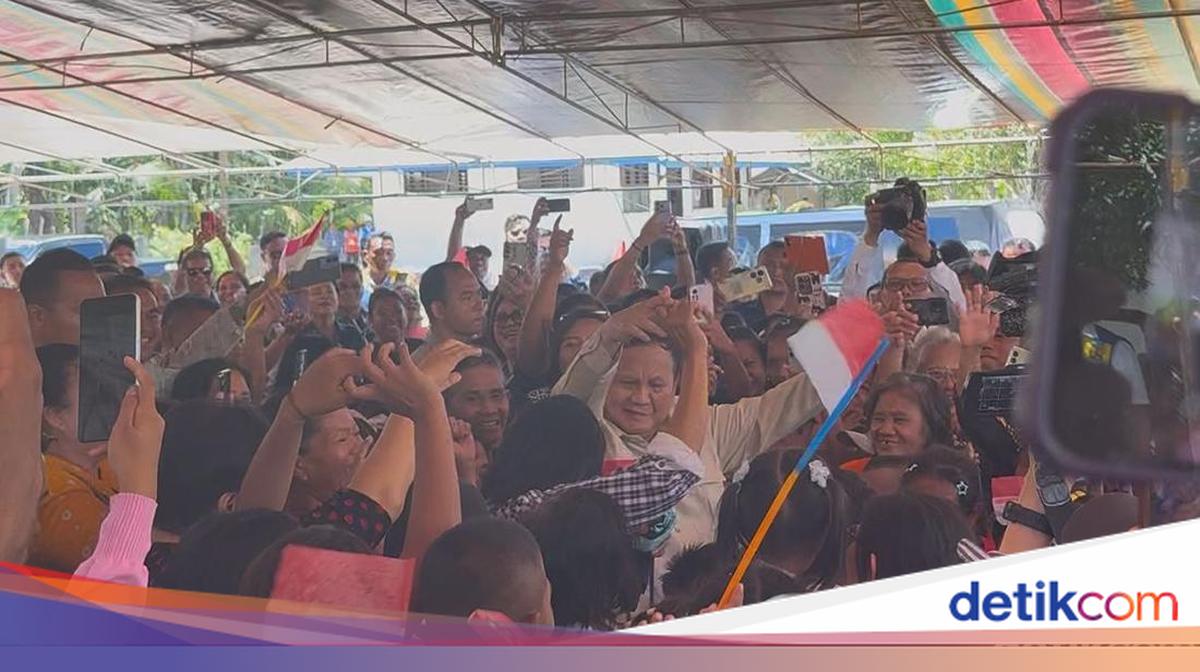 Prabowo Gabung di Tengah Warga Miangas Joget 'Tabola Bale'