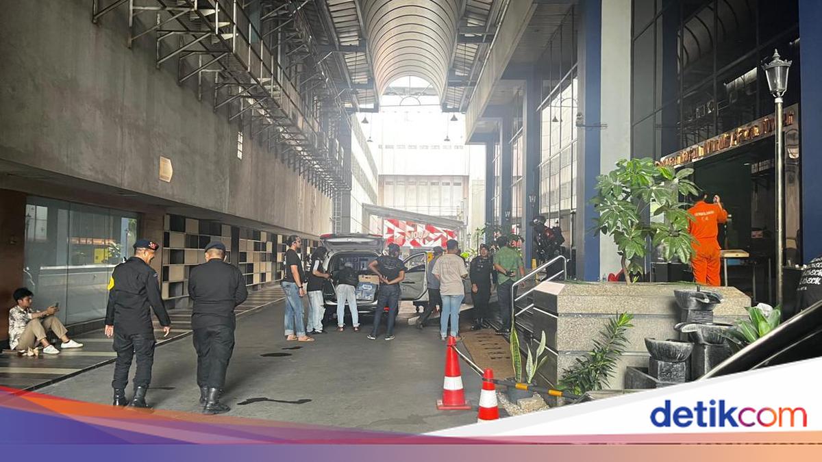 Suasana Perkantoran Hayam Wuruk yang Dijaga Ketat Brimob, Diduga Terkait Judol