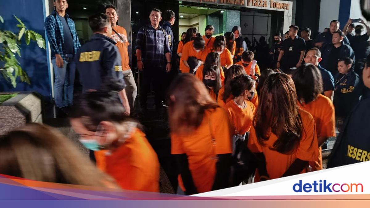 Berbaju Tahanan, 320 WNA Sindikat Judol di Hayam Wuruk Digiring ke Rudenim
