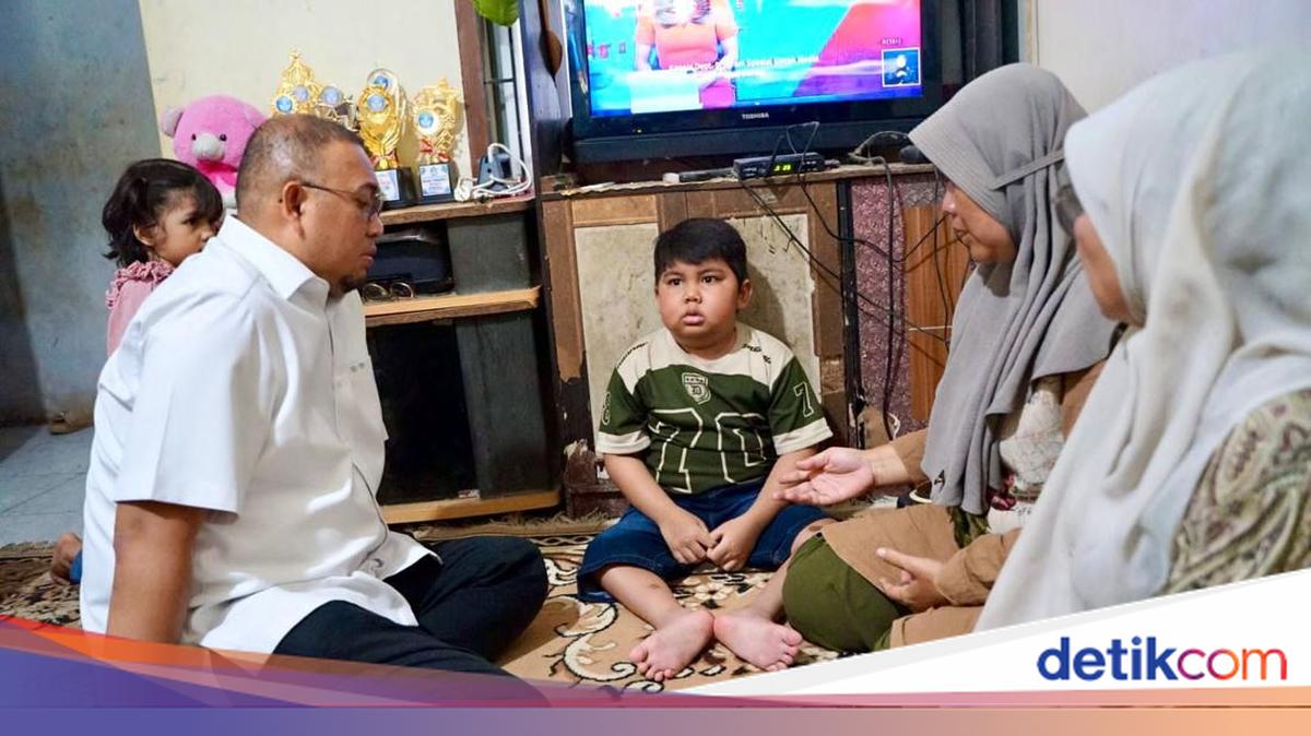Andre Rosiade Beri Kursi Roda Elektrik ke Siswa Lumpuh di Padang Panjang