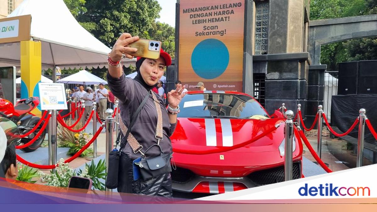Ferrari-Ducati Lelang Jadi Spot Foto Warga di CFD, Ada yang Niat Tawar