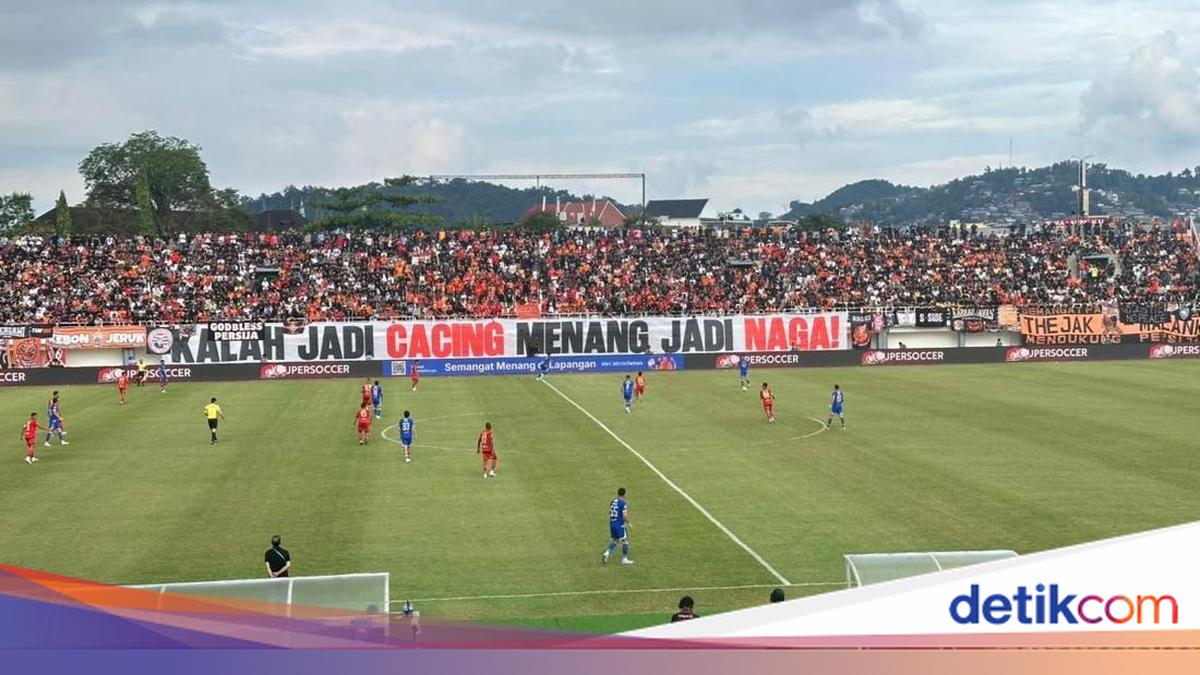 Laga Persib vs Persija di Super League 2025/26 menyita perhatian, terutama spanduk 'Kalah Jadi Cacing, Menang Jadi Naga!' yang viral setelah pertandingan. Berikut makna tersembunyi dari kalimat tersebut!

Via @detikjabar_