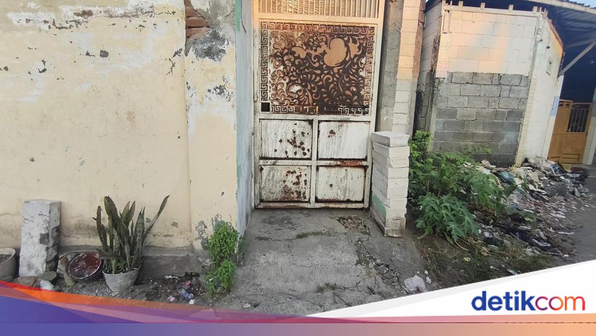 Konflik antara Masriah dan tetangganya, Wiwik, di Sidoarjo kembali mencuat. Setelah viral karena kasus penyiraman tinja dan air kencing pada 2023, Masriah kini disebut membuang oli dan sampah basi di depan rumah Wiwik.

via @detikjatim_