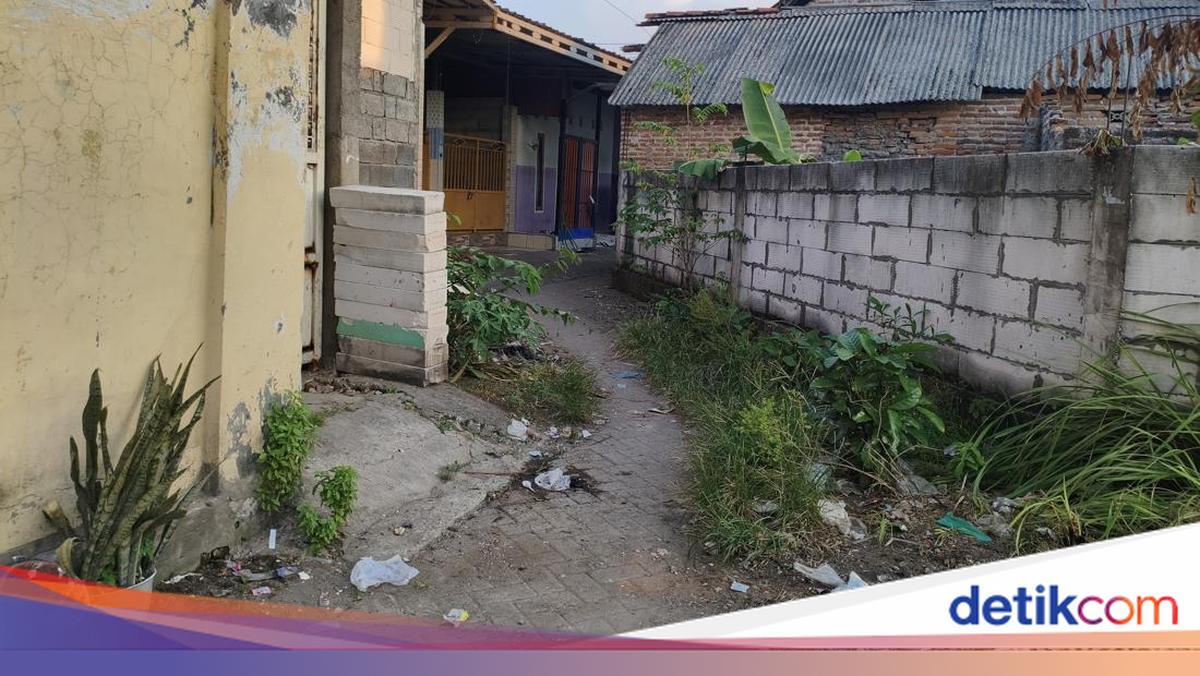 Masriah, warga Sidoarjo yang sempat viral karena kasus penyiraman tinja dan air kencing, disebut kembali berulah. Tetangganya, Wiwik, mendapat teror berupa lemparan oli dan sampah basi, termasuk saat melintas di depan rumah Masriah.

via @detikjatim_