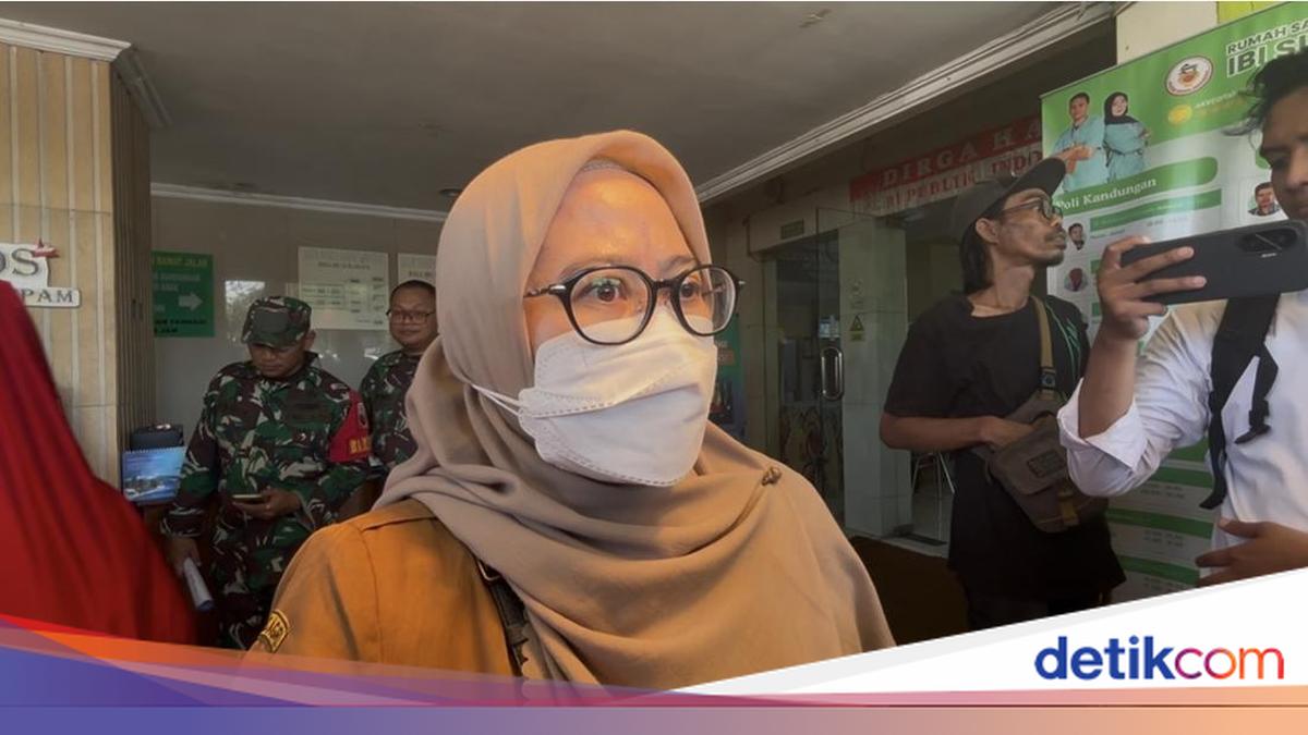 Sebanyak 200 siswa dari 12 sekolah di Surabaya keracunan massal usai diduga menyantap menu Makan Bergizi Gratis pada Senin (11/5). Mereka keracunan setelah menyantap daging yang baru pertama kali diberikan.

via @detikjatim_