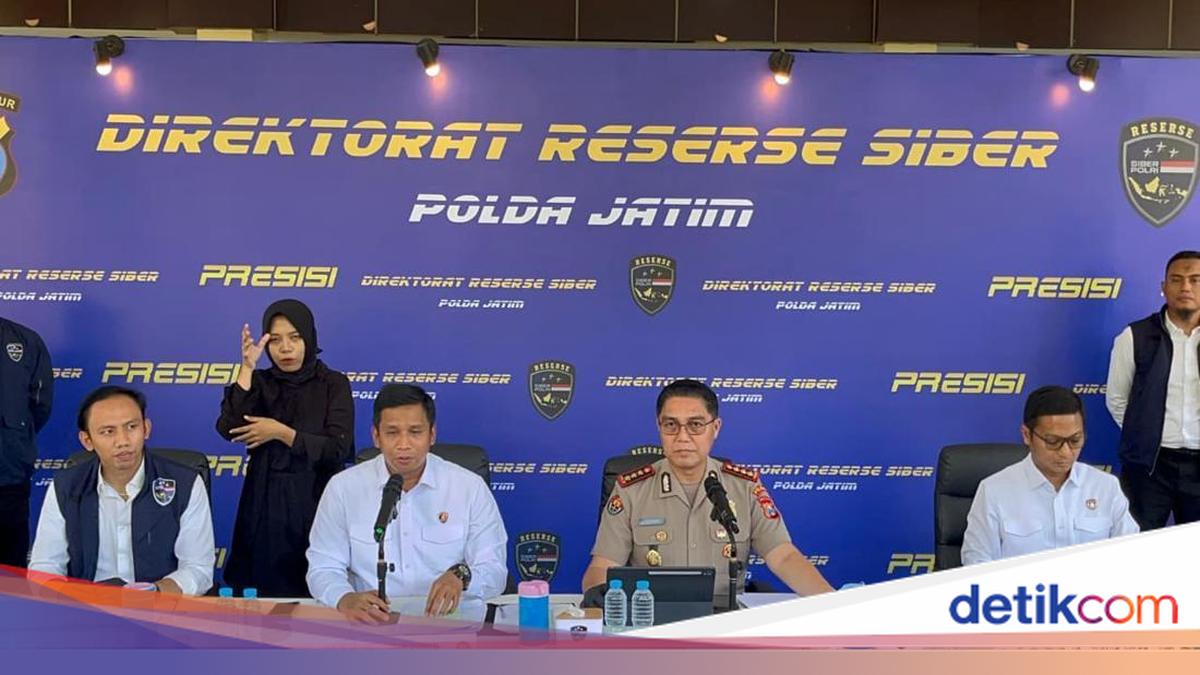 Ditressiber Polda Jatim membongkar sindikat penipuan online lintas daerah yang menggunakan modus 'skema segitiga'. Sebanyak 11 tersangka diamankan di Kediri, Batam, hingga Samarinda. Begini siasat sindikat itu!

via @detikjatim_