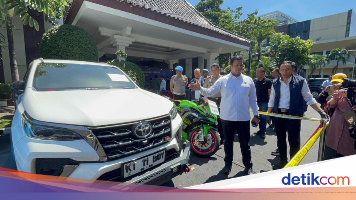Direktorat Reserse Siber Polda Jatim membongkar sindikat penipuan online dengan modus skema segitiga jual beli mobil lintas daerah. Sebanyak 11 orang ditetapkan sebagai tersangka. Begini modus komplotan itu beraksi!

via @detikjatim_