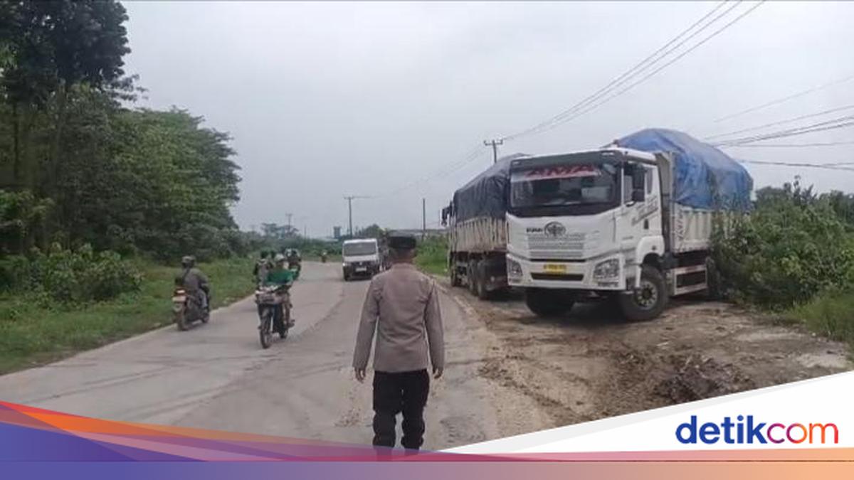Polisi Putar Balik Dump Truk Langgar Aturan Pembatasan di Jawilan Serang