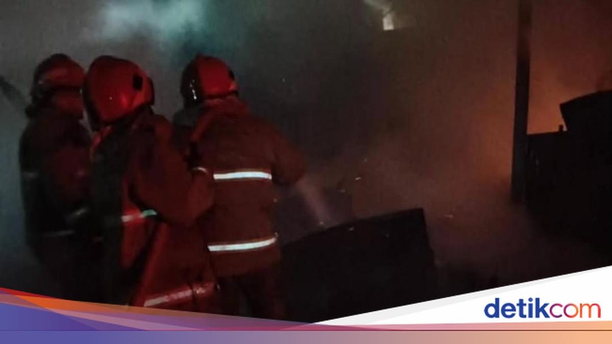 Kosan di Palmerah Kebakaran, 65 Personel Damkar Dikerahkan ke TKP