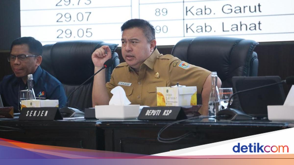 Sekjen Kemendagri Minta Pemda Atasi Kenaikan Harga Komoditas Cabai Merah