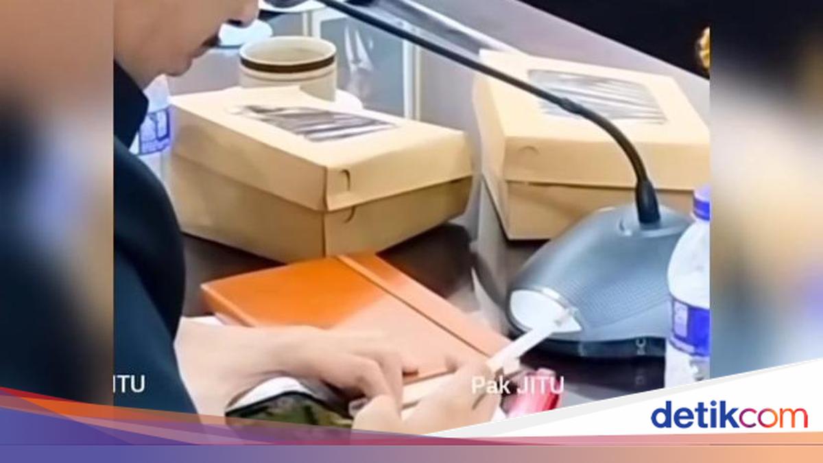 Isi Garasi Anggota DPRD yang Merokok sambil Ngegame saat Rapat