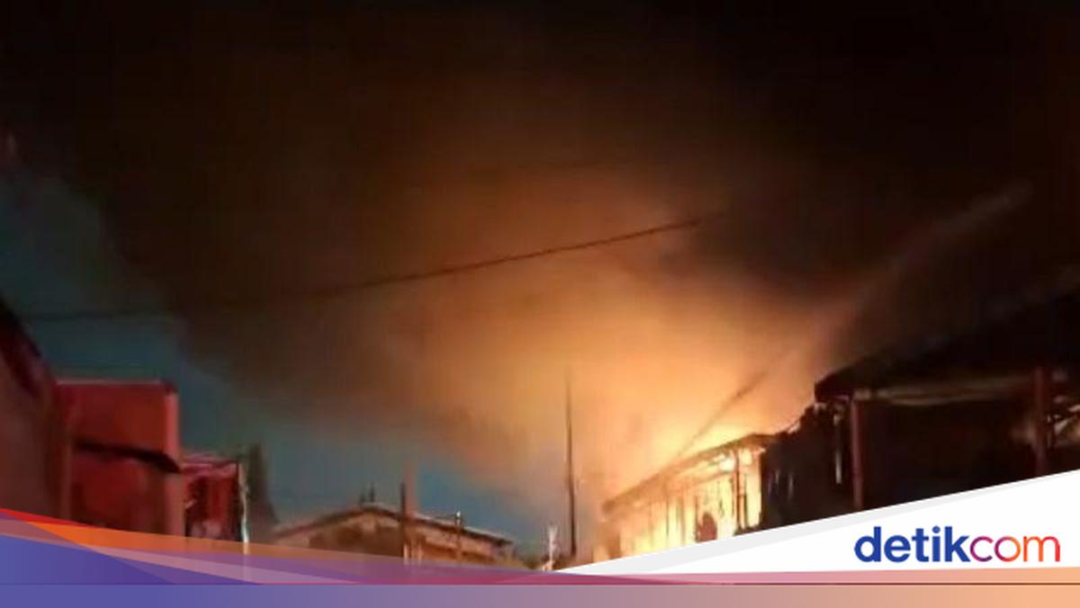 Damkar Pakai Robot Antisipasi Asap Beracun Kebakaran Gudang di Jakbar