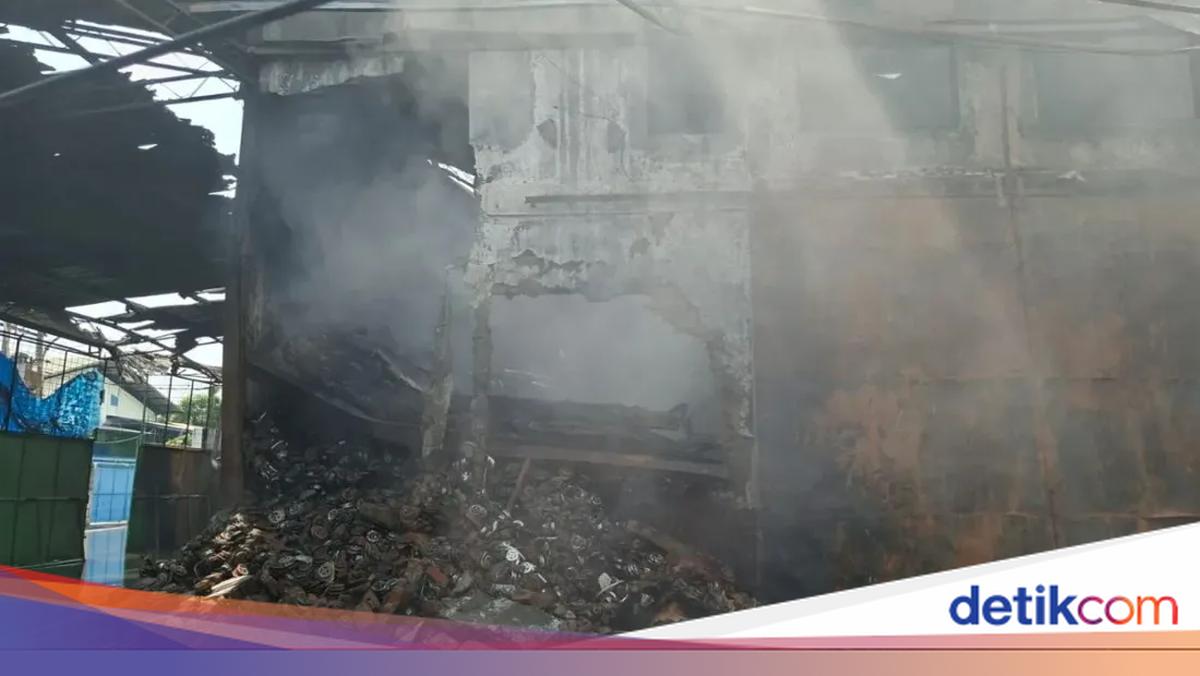 Masih Ada Letupan, Pemadaman Gudang di Jakbar Terkendala Bara dan Gas Beracun