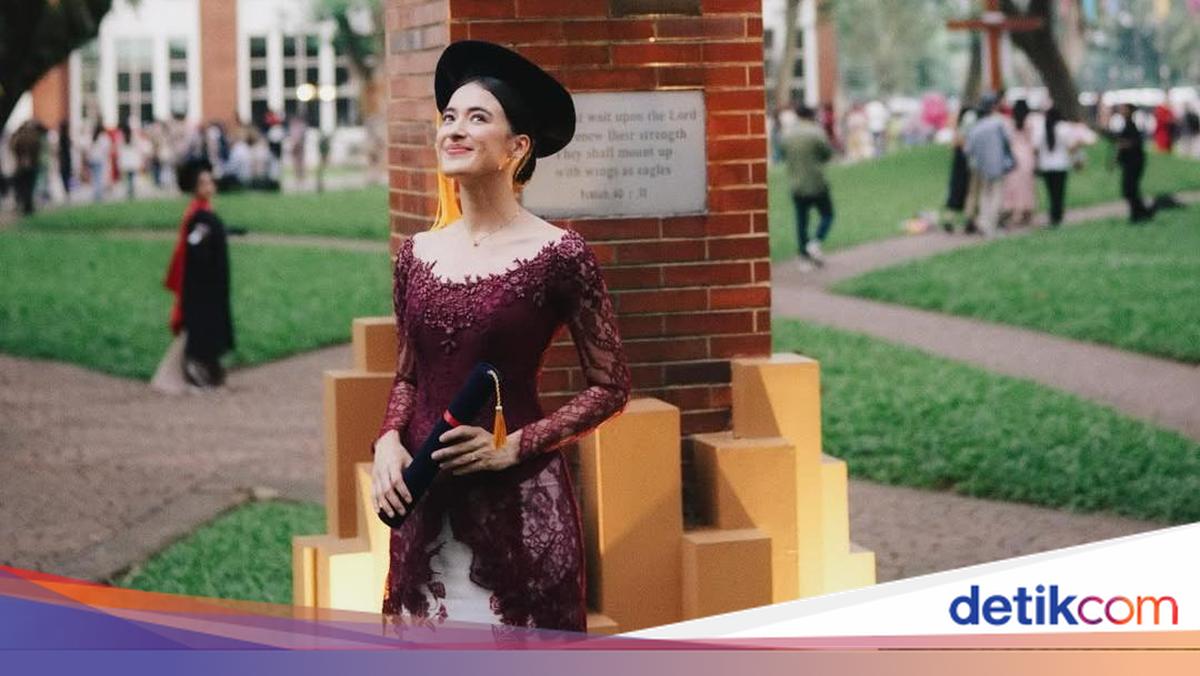 Mawar de Jongh Wisuda S1, Bryan Domani Bawakan Buket Bunga