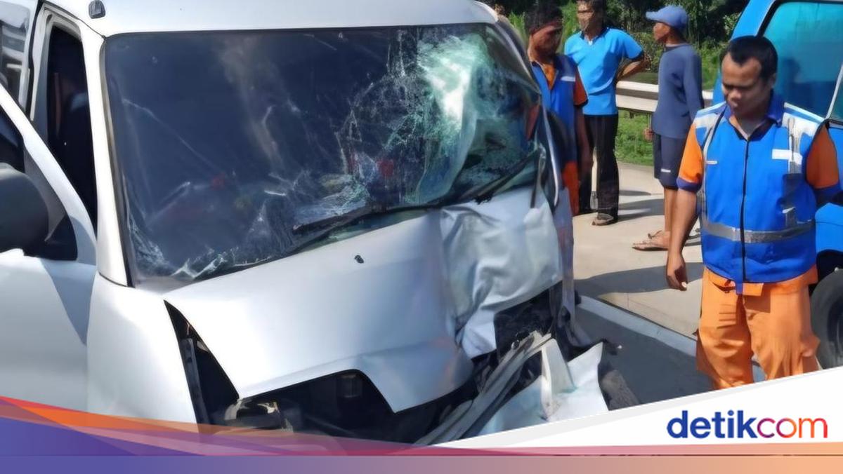 Mobil Tabrak 2 Angkot Mogok di Tol Jagorawi Arah Bogor