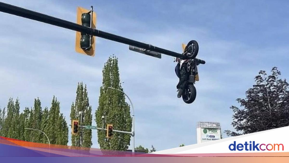 Aneh bin Ajaib, Motor Nyangkut di Tiang Lampu Merah