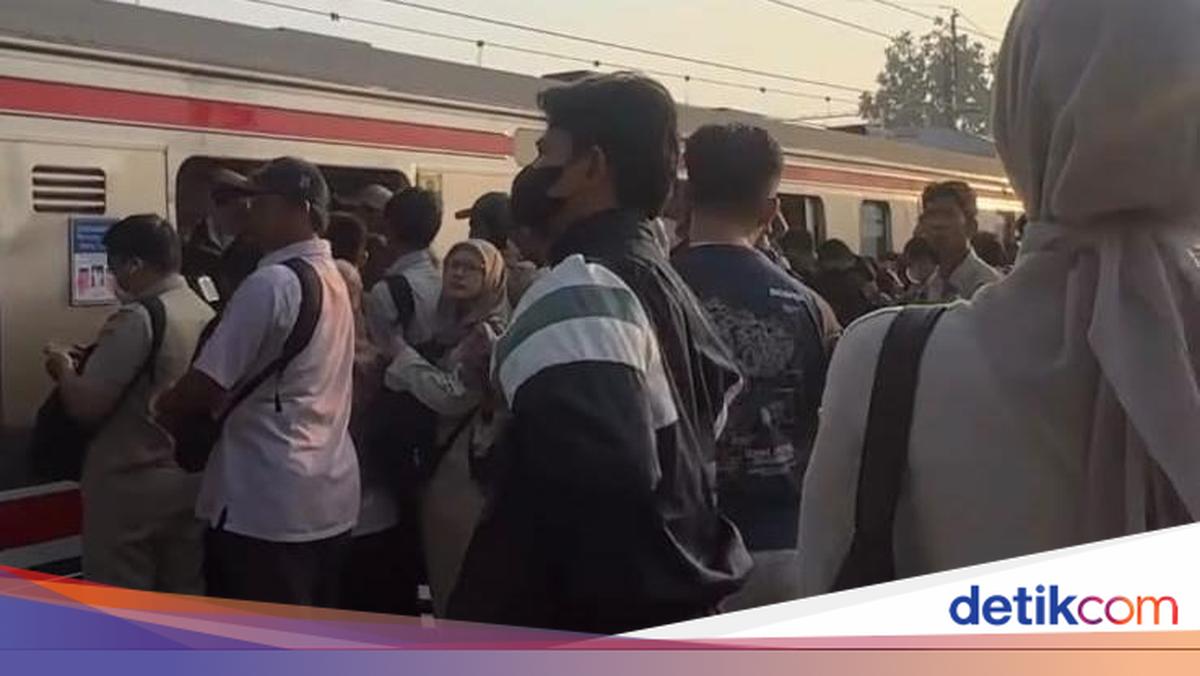 Cerita Penumpang Berdesakan Imbas KRL Green Line Gangguan di Stasiun Serpong