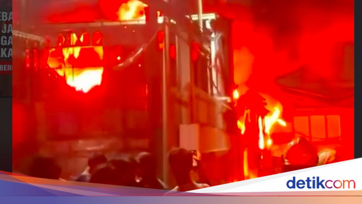 Tersisa Bara dan Gas Beracun Usai Gudang di Jakbar Terbakar Belasan Jam