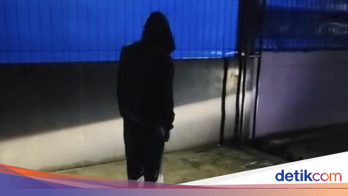 Fakta terungkap tentang pria viral di Sukabumi yang berdiri mematung. Polisi menyatakan ia memiliki riwayat gangguan mental, bukan karena narkoba. Simak ulasan lengkapnya di sini!

Via @detikjabar_