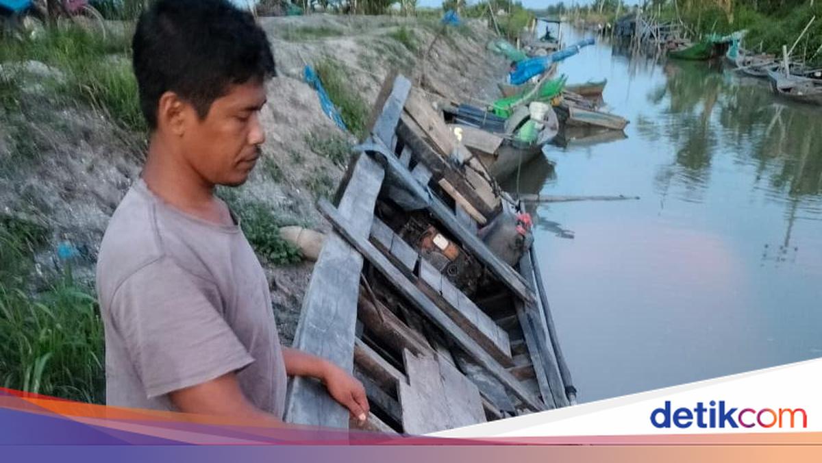 Kisah Mujiono, Berjuang Hidupi Keluarga dengan Perahu Lapuk