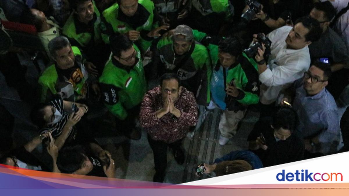 Momen Haru saat Nadiem Peluk dan Rangkul Ojol Usai Dituntut 18 Tahun Penjara