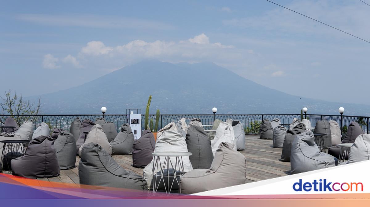 Healing Tipis-tipis! Ini 10 Kafe View Pegunungan Terbaik di Puncak