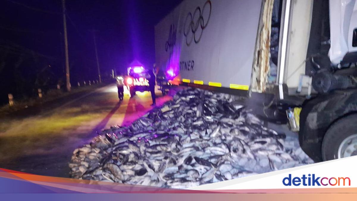 Truk muat tuna tabrak truk pasir di Grobogan