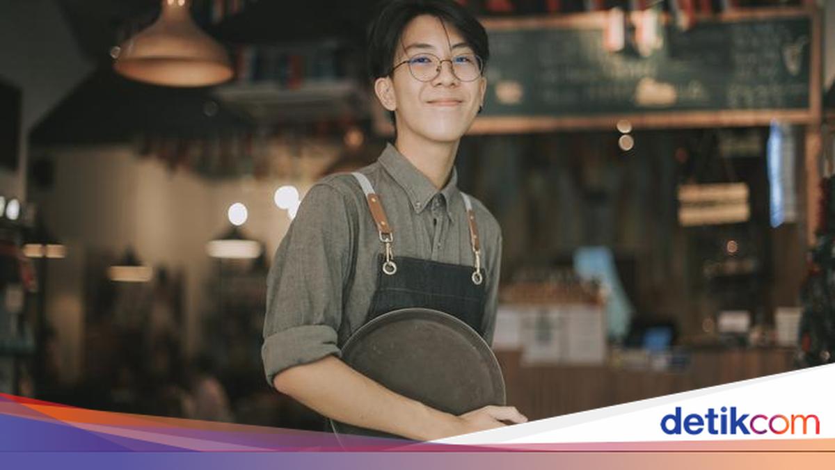 Kerja Berjam-jam di Resto, Anak Ini Langsung Beri Gaji Pertama ke Ayah