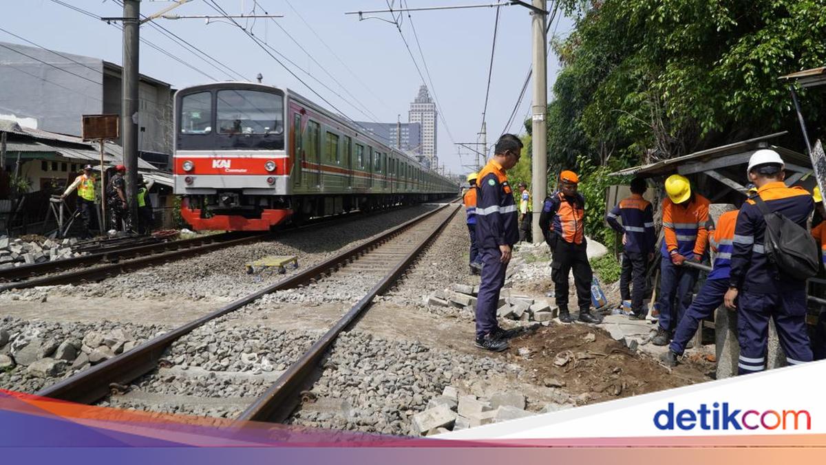 Banyak Insiden Tertabrak Kereta, KAI Tutup Perlintasan Liar Antara Cawang-Tebet