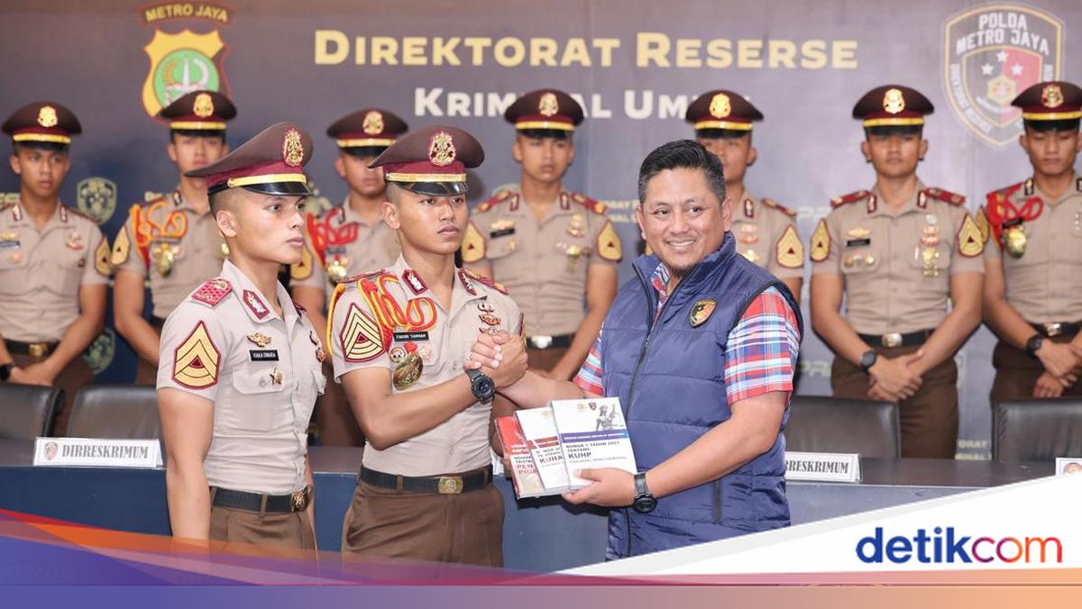 Perkuat Literasi, Polda Metro Serahkan Referensi Hukum Terbaru ke Taruna Akpol