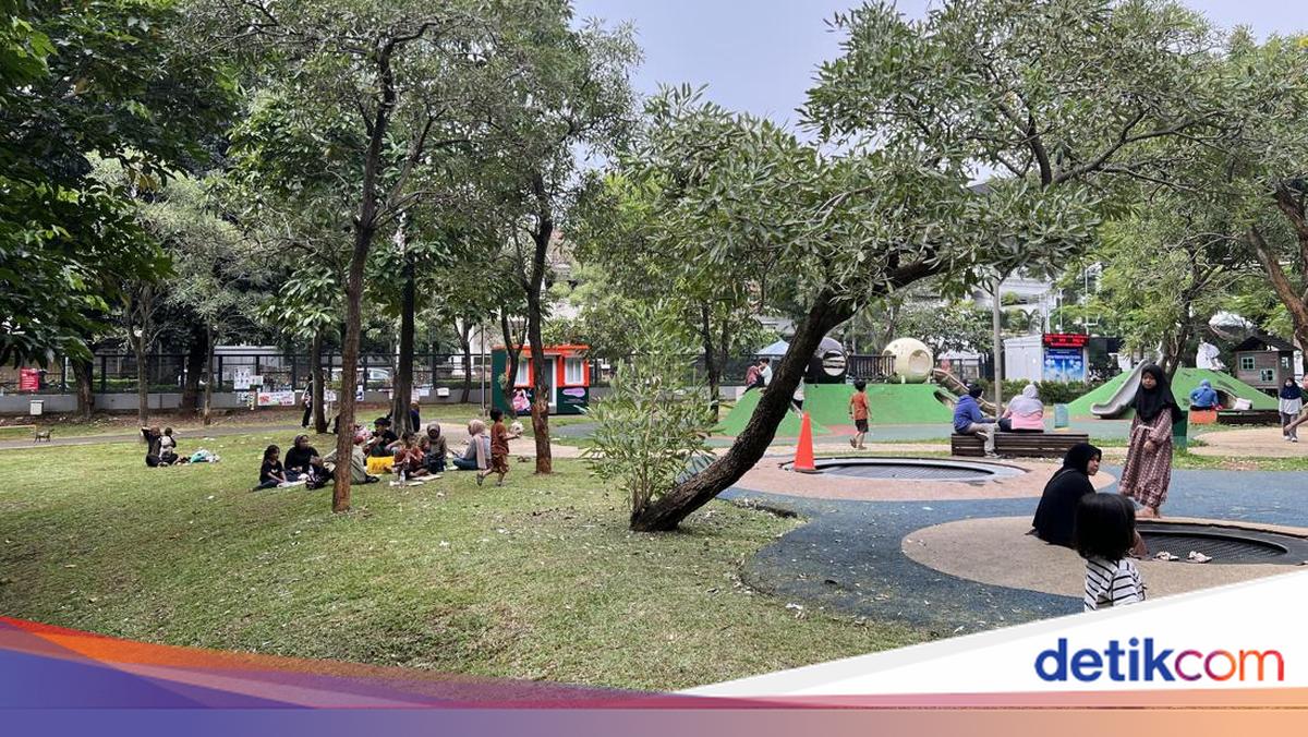 Cerita Warga Jaktim Nikmati Long Weekend dengan Main Bola di Tebet Eco Park