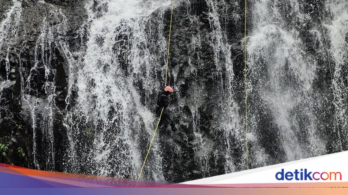 Menjajal Ekstremnya Waterfall Rappeling di Curug Tilu Leuwi Opat