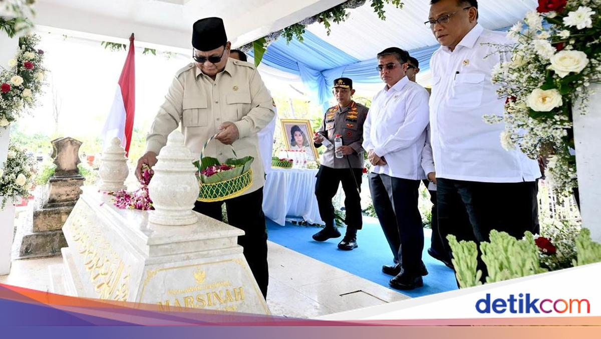 Momen Prabowo Ziarah ke Makam Marsinah, Tabur Bunga dan Berdoa