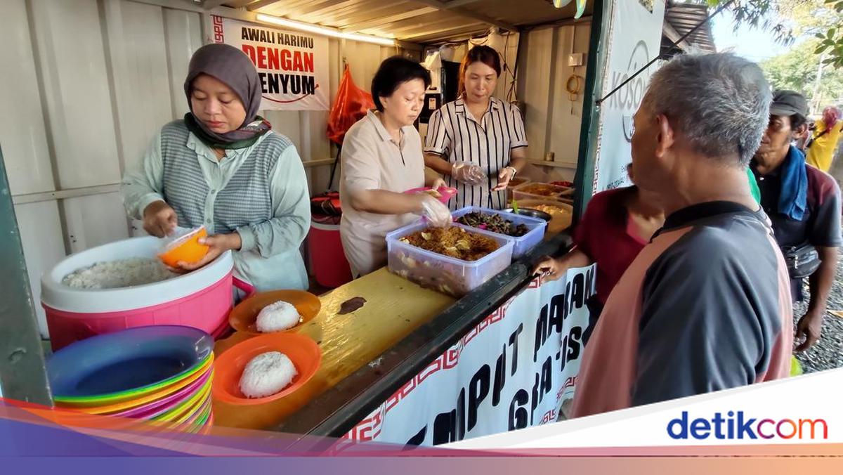 Kosong 3 di Cirebon, tempat makan siang gratis, kini membagikan hingga 400 porsi setiap hari. Program ini membantu warga yang membutuhkan sejak 2024. Simak selengkapnya di sini!

Via @detikjabar_