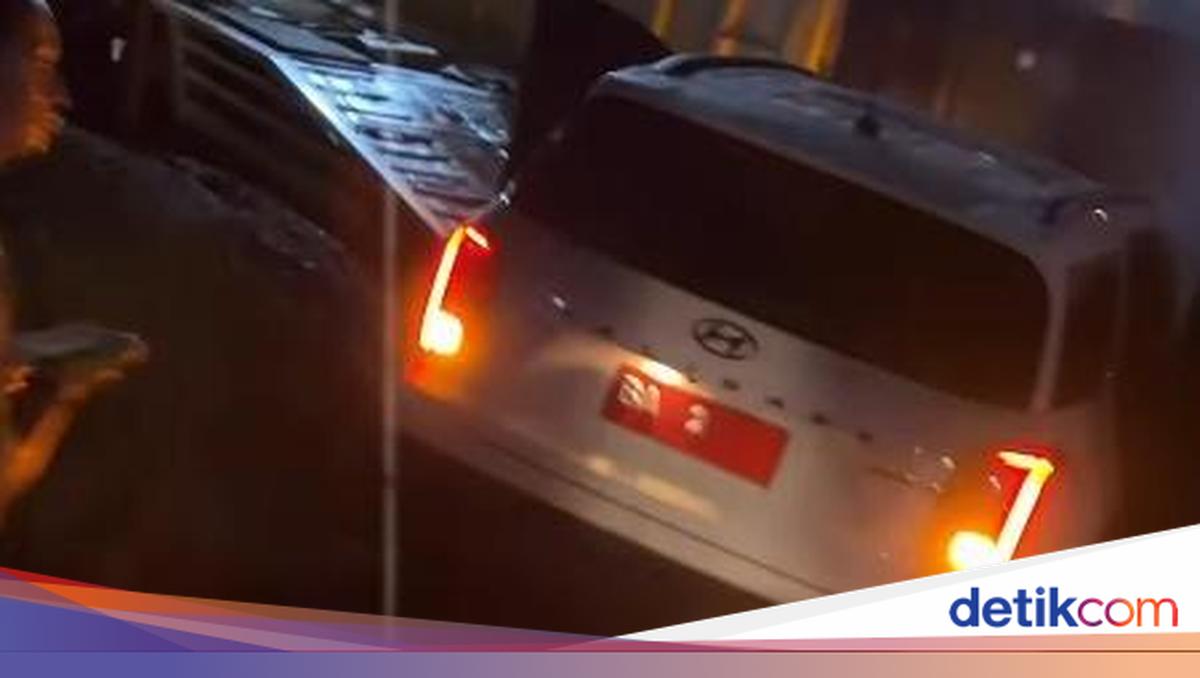 Wagub Sumbar Vasko Ruseimy Selamat Berkat Airbag Saat Tabrak Truk