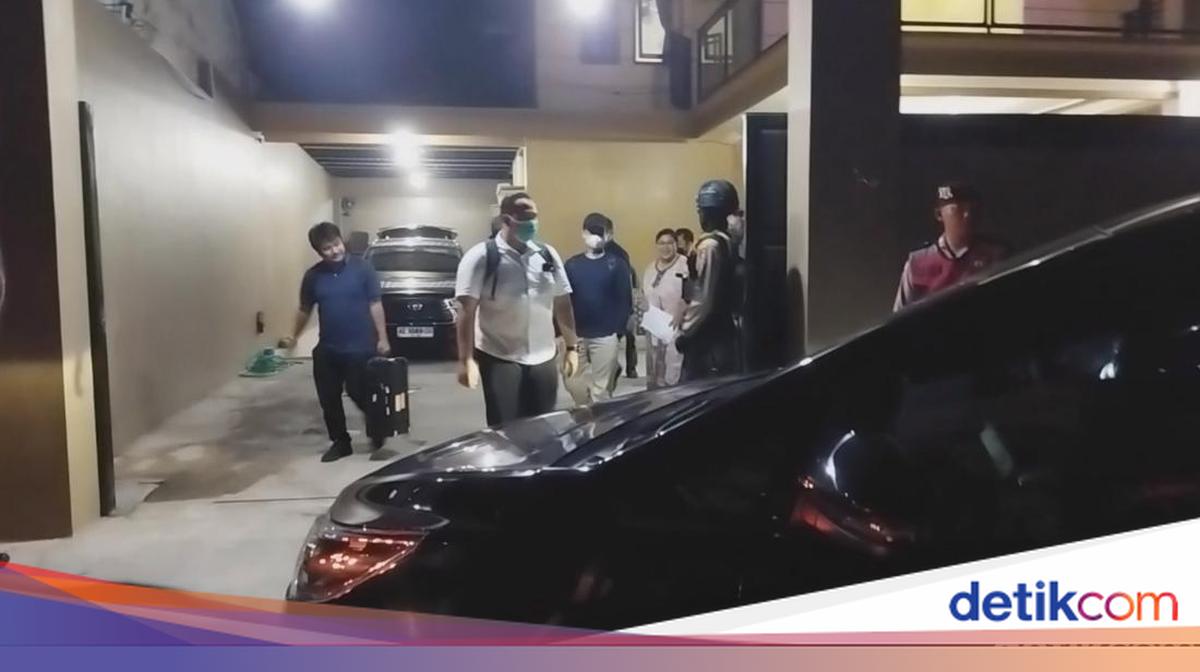 KPK menggeledah rumah pengusaha di Pacitan berkaitan kasus dugaan TPPU yang dilakukan Sugiri Sancoko, Mantan Bupati Ponorogo. Sugiri berhutang uang miliaran rupiah kepada seorang pengusaha di Pacitan bernama Citra Margaretha.

via @detikjatim_