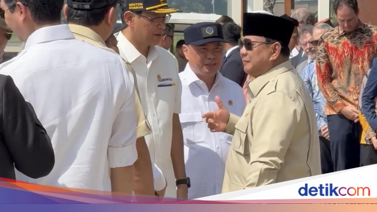 Usai Serahkan Alutsista ke TNI, Prabowo Tanya Purbaya: Dolar Gimana?