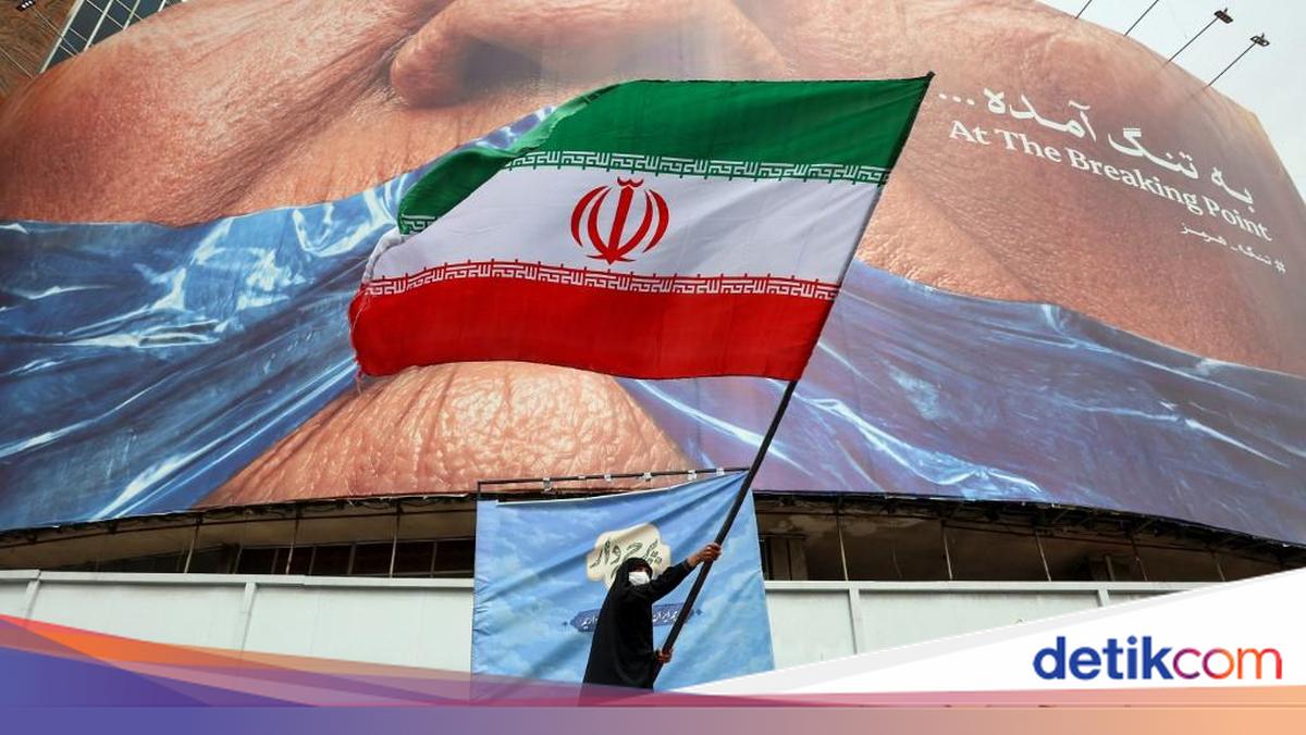 Penasihat senior untuk pemimpin tertinggi Iran, Mohsen Rezaei, menegaskan bahwa Teheran akan memaksa Amerika Serikat (AS) untuk mundur dan menyerah.