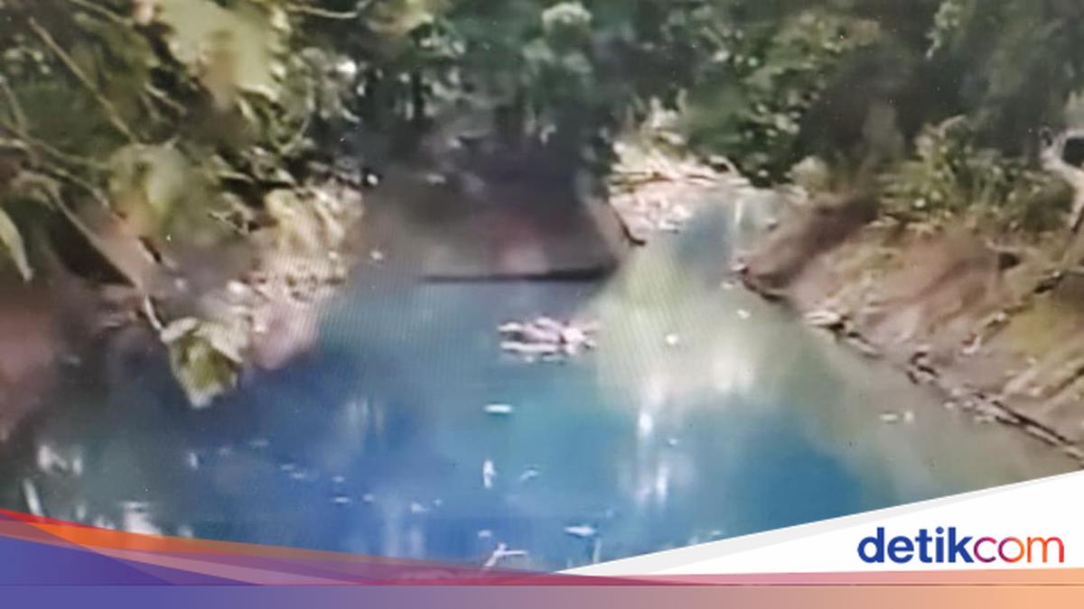 Viral Air Kali Rawalumbu Bekasi Tiba-tiba Jadi Biru, Ini Dugaan Penyebabnya