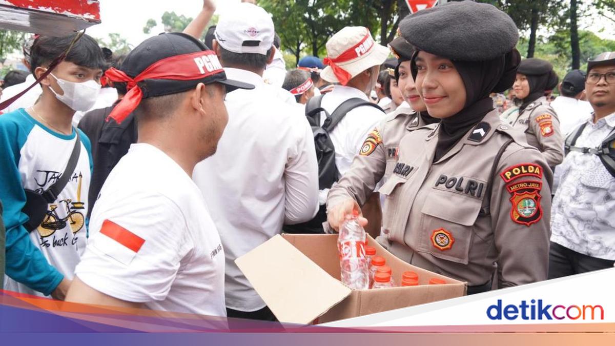 Polwan Bagikan Air Mineral ke Guru Honorer yang Demo di DPR, Ini Tujuannya