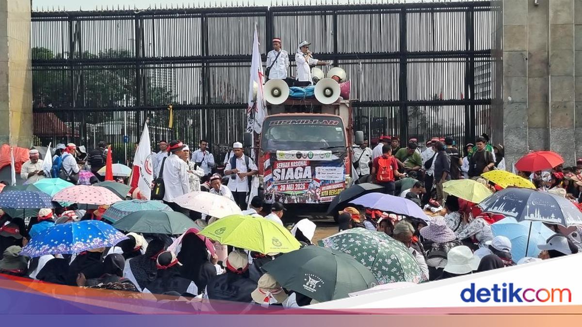 Massa Guru Madrasah Swasta Demo di Depan DPR, Minta Diangkat Jadi ASN