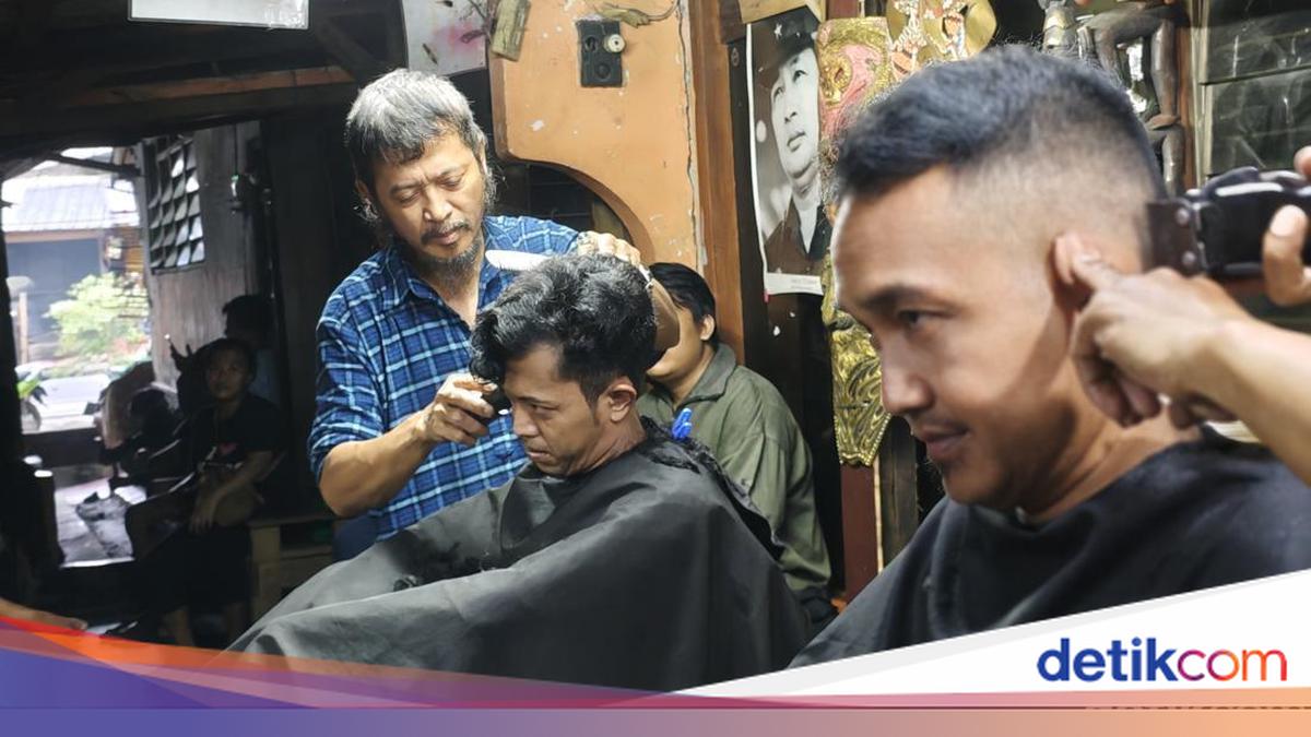 Antrean Pangkas Rambut Pemuda tidak pernah sepi. Pangkas yang berlokasi di samping Gedung DPRD Kota Bogor ini mematok Rp 5 ribu per kepala. Berikut ulasan lengkapnya!

Via @detikjabar_