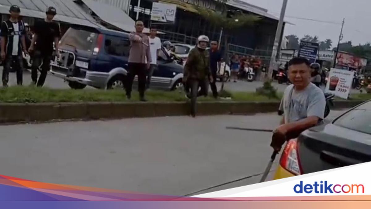 Seorang pria diduga oknum polisi mengamuk di Garut dengan senjata tajam dan pistol. Aksi beringasnya viral, berujung penangkapan oleh warga. Selengkapnya di sini!

Via @detikjabar_