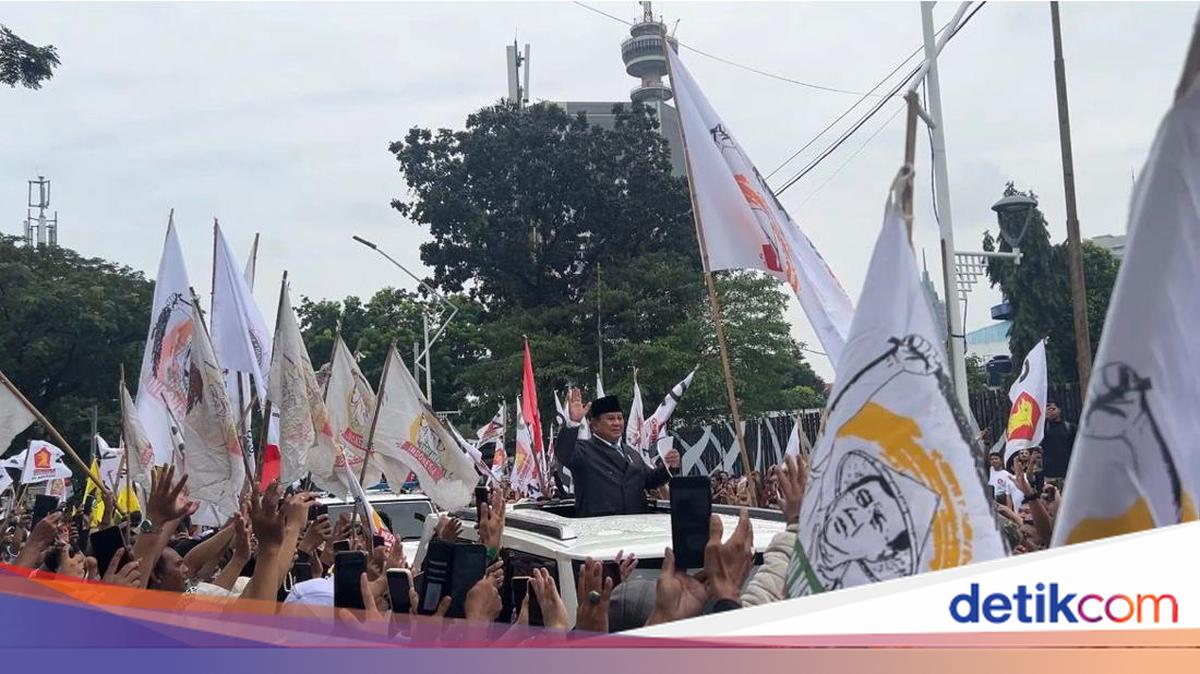 Saat Prabowo Sapa Massa Aksi Depan Gedung DPR Usai Rapat Paripurna