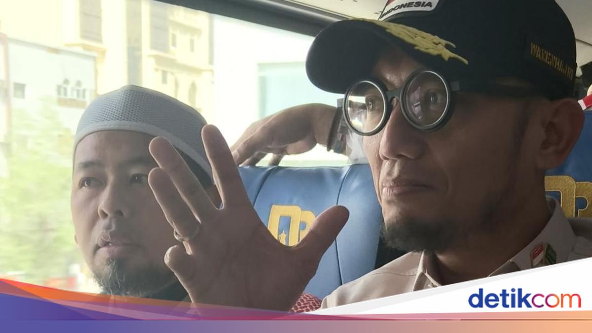 Obat-obatan pribadi, makanan ringan, hingga alat pelindung diri (APD) wajib dibawa jemaah saat puncak haji di Armuzna. Ini pesan Wamenhaj.

Via: @detikHikmah