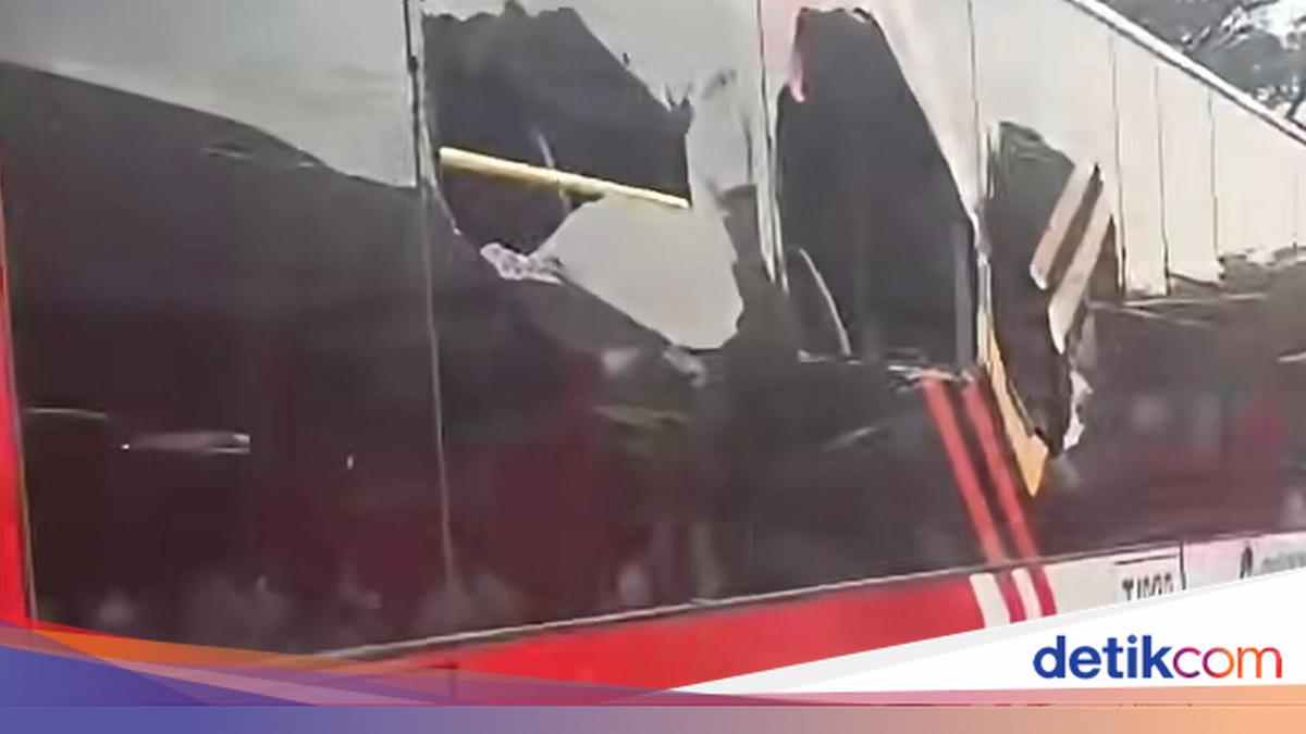 2 Bus Transjakarta Tabrakan di Depo Kampung Rambutan, Bodi dan Kaca Pecah